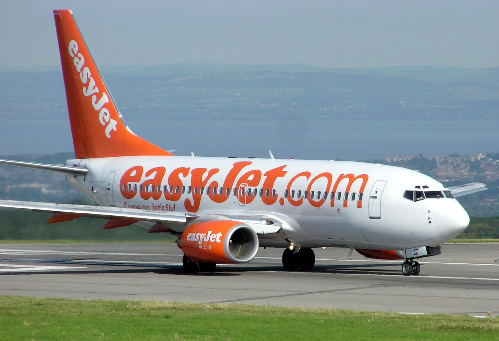 easyJet to offer two new UK domestic connections